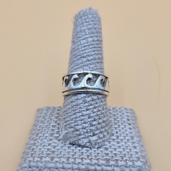 Size 8.75 Sterling Silver Worn Ocean Sea Waves Unisex Band Ring A5669 - Picture 1 of 7